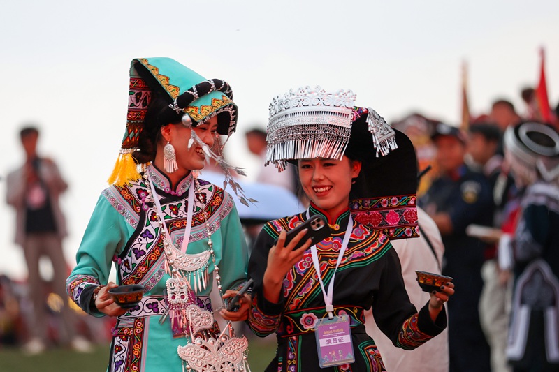 演員在彝族火把節開幕式現場互動。