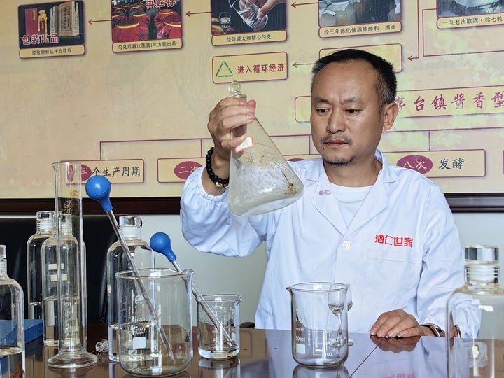 貴州國恒酒業酒師正在勾調醬酒。.jpg