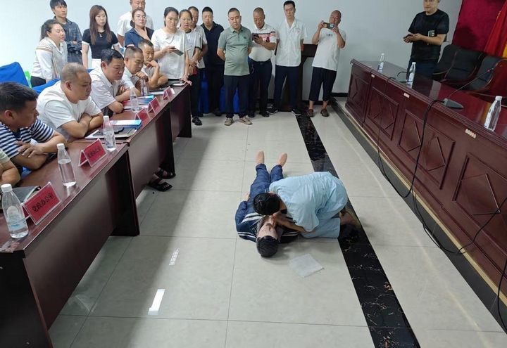 馬臨街道防溺培訓，實操演示急救流程。王燁 攝.jpg