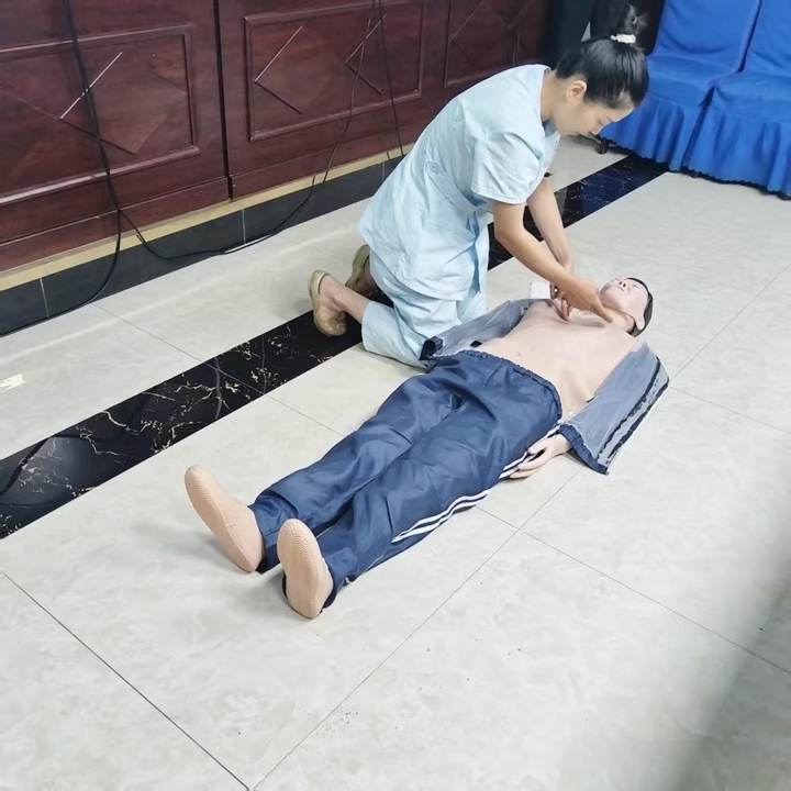 醫護人員示范胸外按壓，傳授急救技能。王燁 攝.jpg