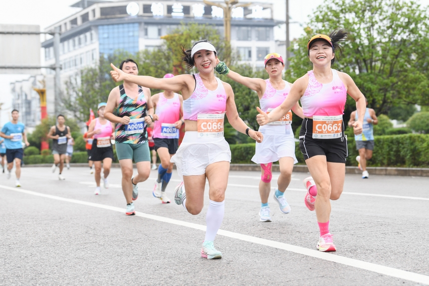 黔東南州第十一屆運(yùn)動(dòng)會(huì)半程馬拉松在黃平舊州古鎮(zhèn)激情開(kāi)跑。