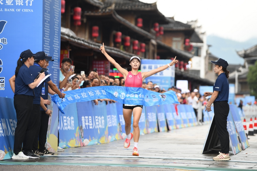 黔東南州第十一屆運動會半程馬拉松在黃平舊州古鎮激情開跑。