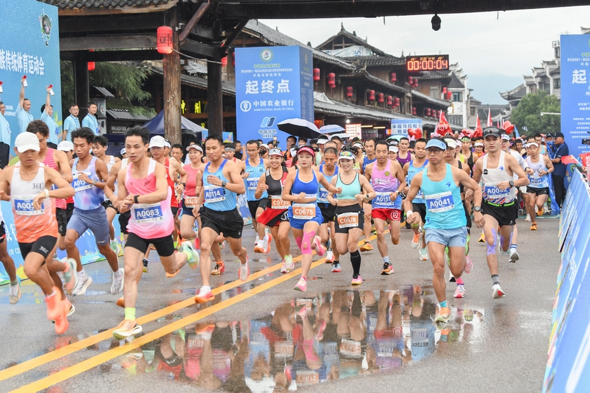 黔東南州第十一屆運動會半程馬拉松在黃平舊州古鎮(zhèn)激情開跑。