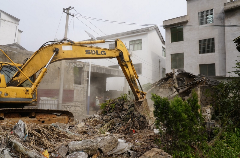 民樂村龍潭組在進行殘垣斷壁清理。郭露攝