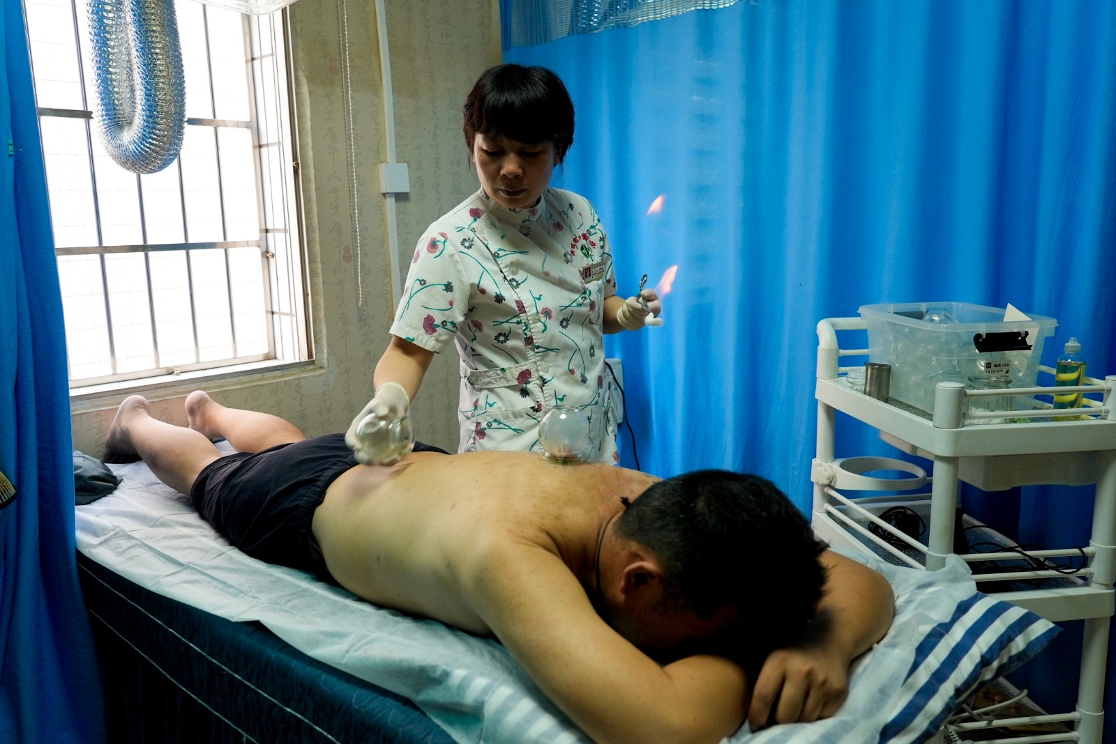 市中醫院中醫特色護理門診患者正在就診。陸勁松攝