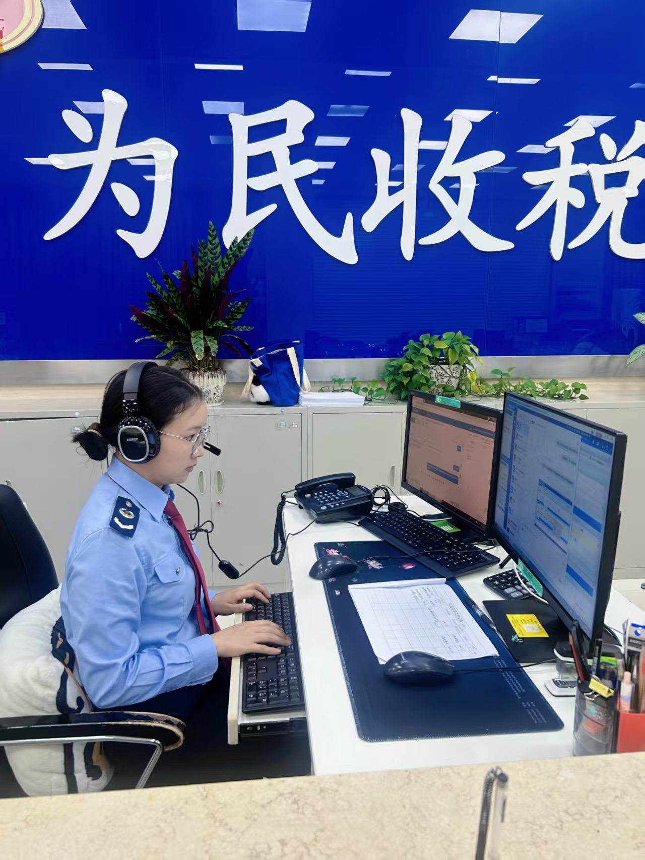 稅務干部線上為納稅人提供預約服務。陳有謀攝