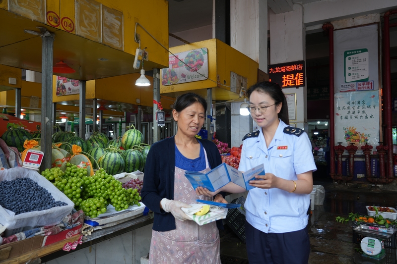 稅務人員向商戶宣講電子稅務局APP發票開具流程。李琪攝