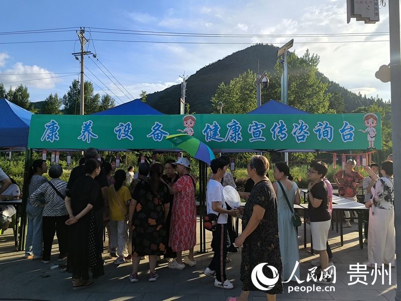 貴州中醫藥大學第二附屬醫院中醫藥健康宣傳及義診活動現場。實習生 張燕平攝