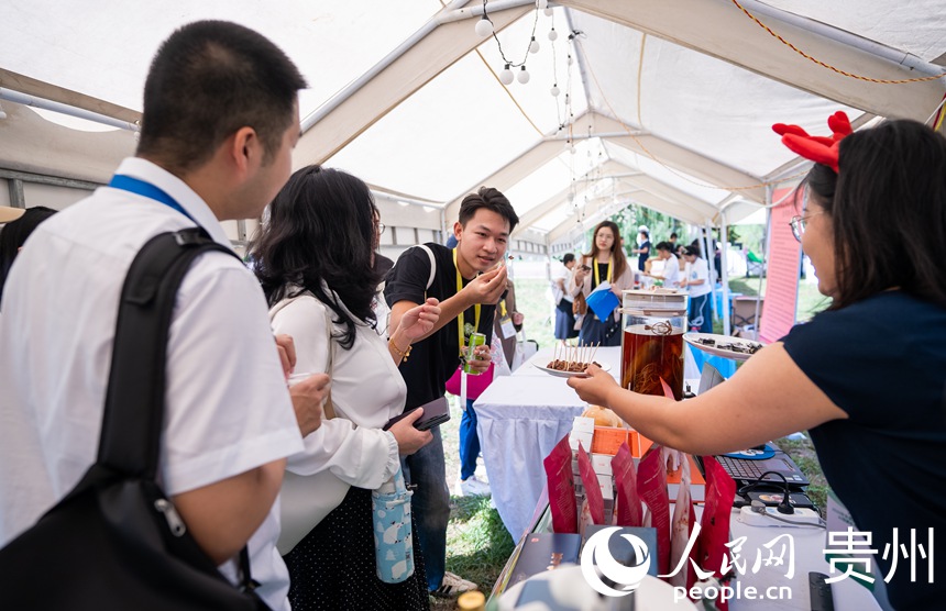 嘉賓品嘗貴州特色優勢農產品。人民網記者 涂敏攝