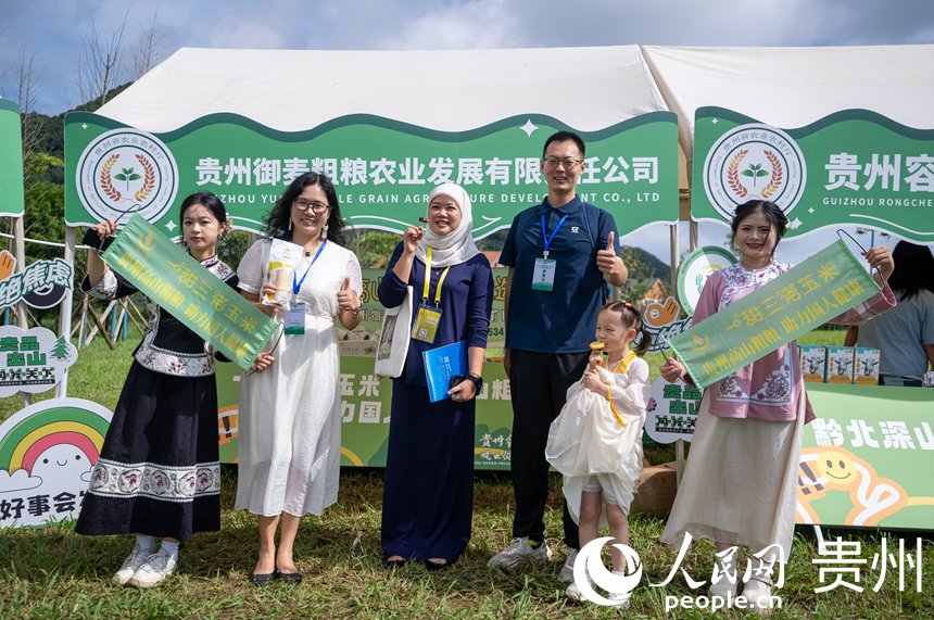 嘉賓與現場工作人員合影。人民網記者 涂敏攝