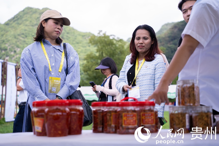 活動現場，嘉賓了解貴州特色優勢農產品。人民網記者 涂敏攝