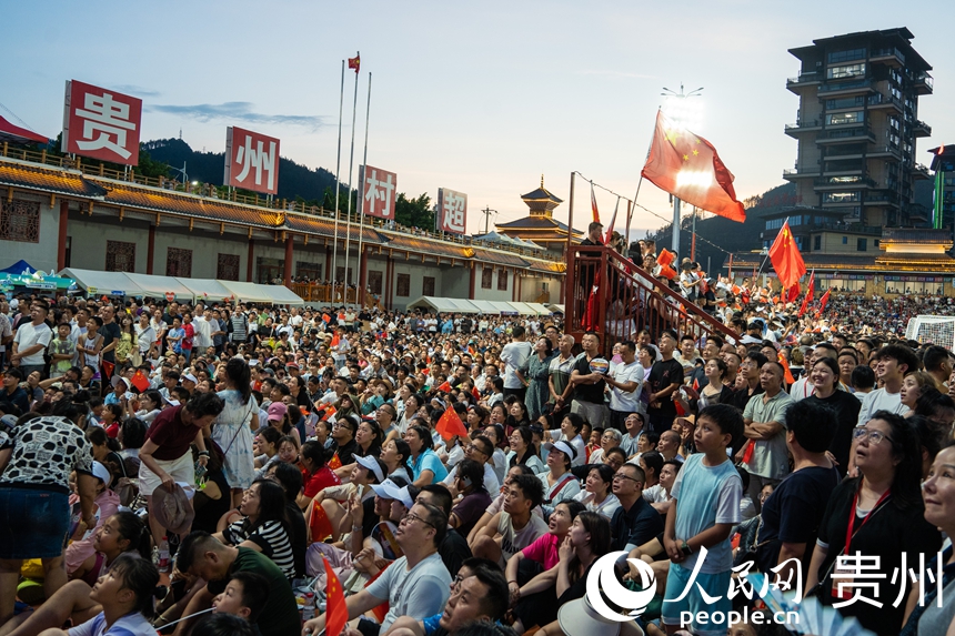 “村超”現(xiàn)場(chǎng)觀賽區(qū)座無虛席。人民網(wǎng) 陽茜攝