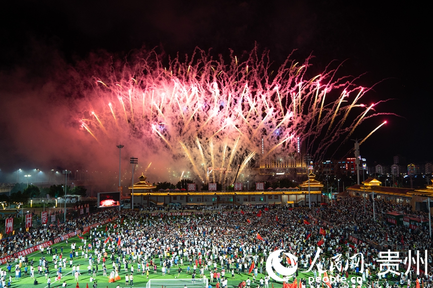 “村超”感恩之夜煙花秀。人民網(wǎng) 陽茜攝