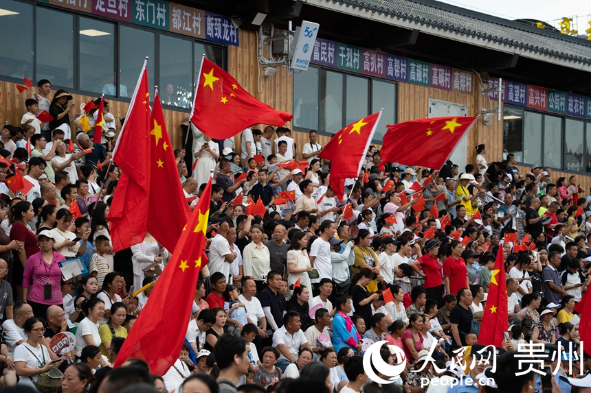 “村超”現場觀賽區座無虛席。人民網 陽茜攝