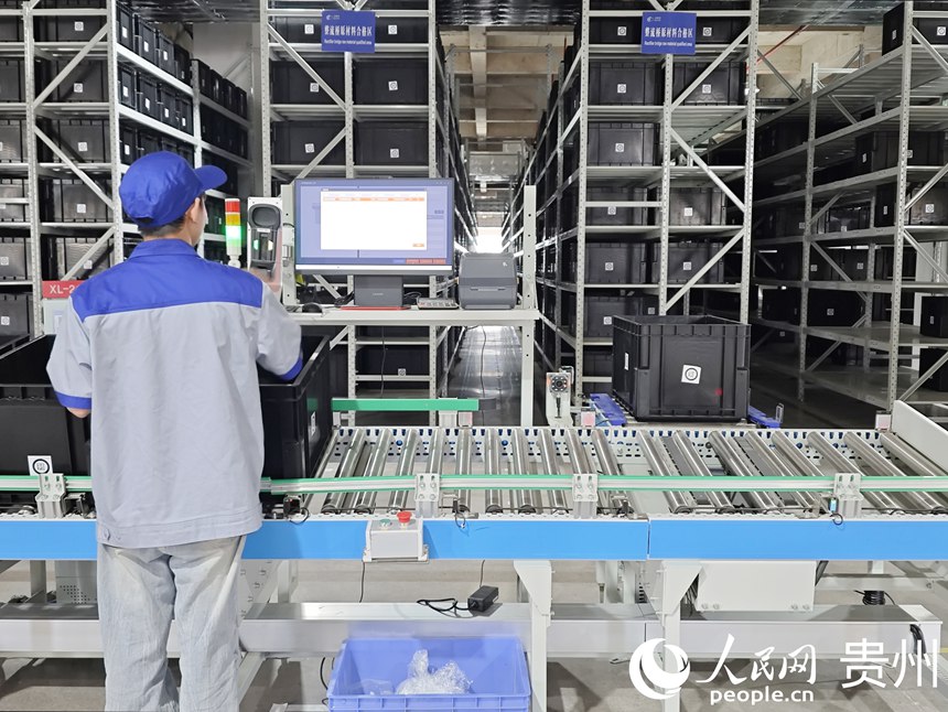 貴州雅光電子生產車間一角。人民網 龍章榆攝