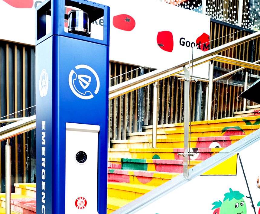 街區內，報警柱隨處可見。羅飛燕攝