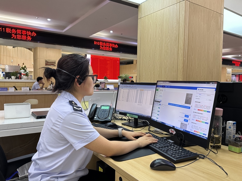 坐席人員通過征納互動為納稅人解決問題。李琪攝