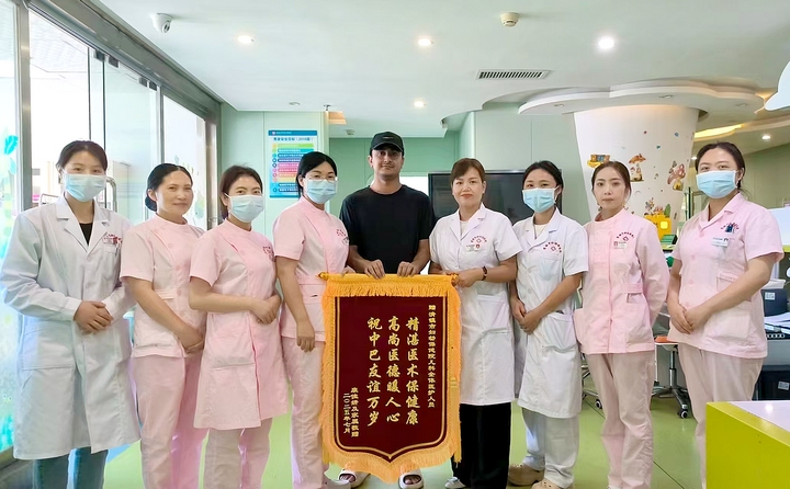 康佳妍父親向清鎮市婦幼保健院兒科醫護人員贈送錦旗。王梟 攝.jpg