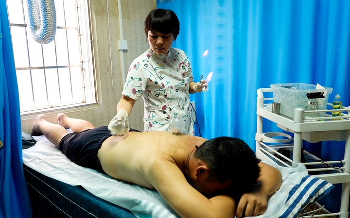 患者在清鎮市中醫醫院“夜間中醫特色護理門診”治療。陸勁松 攝.jpg