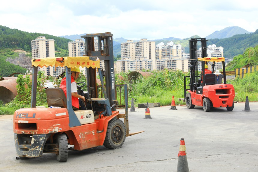 叉車司機培訓班學員在進行實操練習。