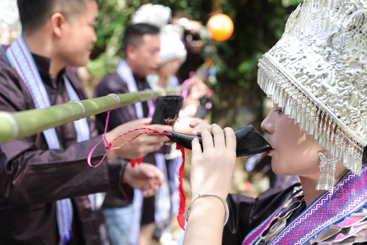 劍河縣平鳥村“吃新節(jié)”活動(dòng)中，苗族姑娘在品嘗攔門酒。岑光柱  攝.JPG
