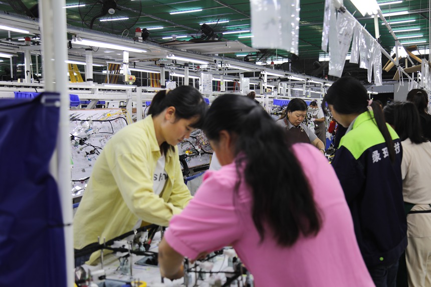 貴州綠瑪汽車零部件有限公司生產車間 工人正在趕制訂單。廖婉君攝