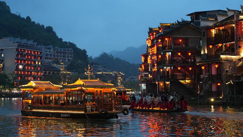 夜游?陽(yáng)河。車(chē)逢路攝