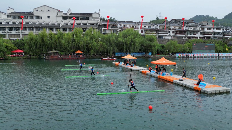 獨竹漂比賽。吳賢和攝