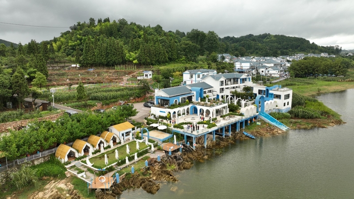 藍(lán)調(diào)小院。陸勁松 攝.jpg