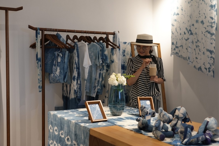 游客品咖啡賞蠟染。陸勁松 攝.jpg