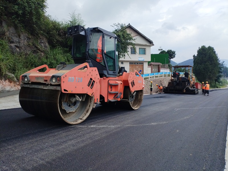 G354石阡兩路口至花橋公路改擴建項目施工現場。