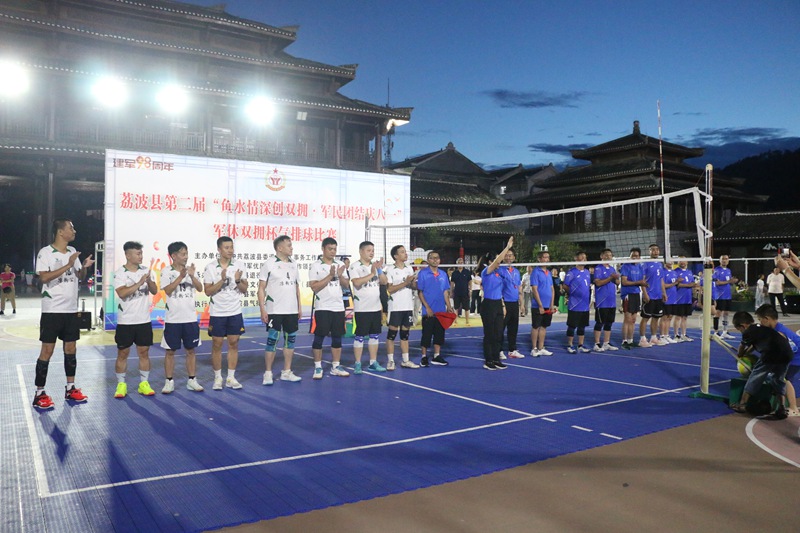 圖為雙方隊伍就緒。