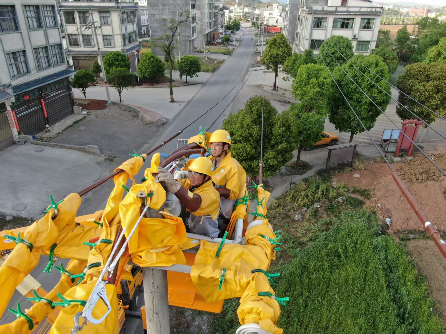 帶電作業(yè)現場。興義供電局供圖