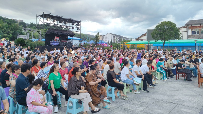 寨壩鎮(zhèn)活動(dòng)現(xiàn)場(chǎng)，避暑游客座無(wú)虛席。羅金攝