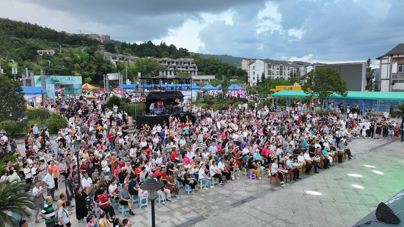 兩路游客廣場(chǎng)活動(dòng)全景，人氣火爆場(chǎng)面熱烈。羅金攝