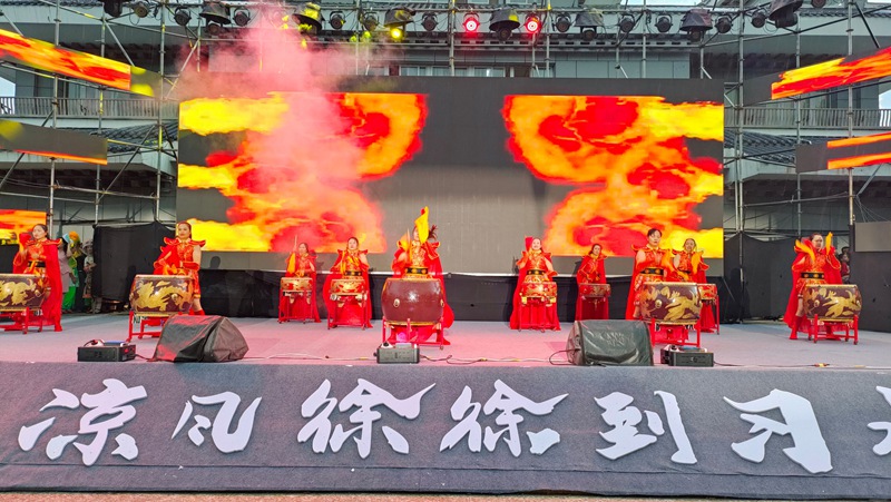 開(kāi)場(chǎng)《盛世鼓舞》表演，豪邁激情燃爆現(xiàn)場(chǎng)。羅金攝