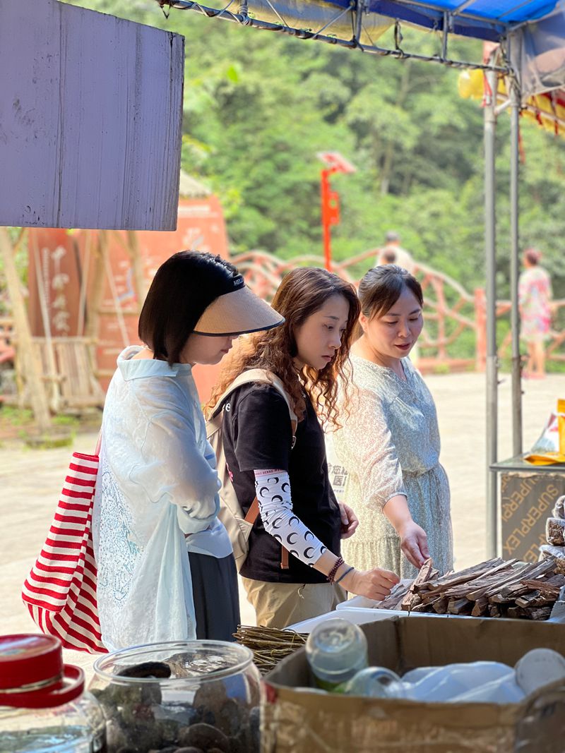 三岔河景區內，游客了解當地特產。任思宇攝