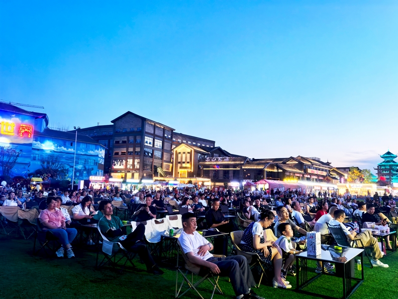 市民游客現(xiàn)場(chǎng)觀演。多彩貴州城景區(qū)供圖