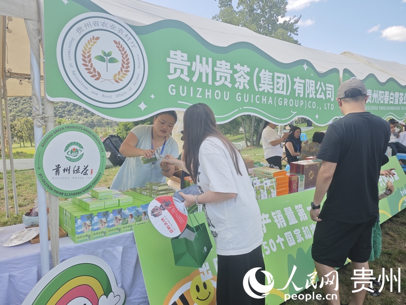 游客品嘗貴州抹茶。人民網 黃小桃攝