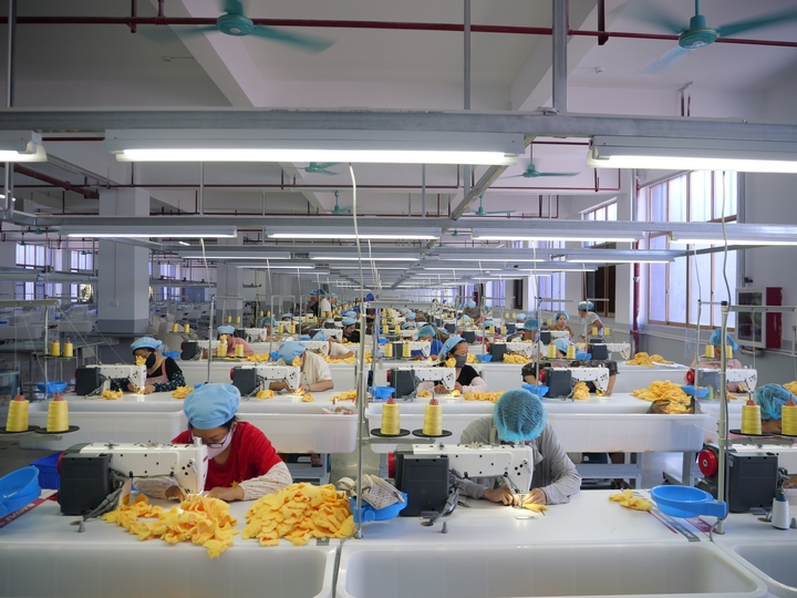 黔梵玩具車縫組工作車間。