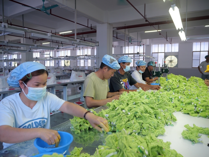 黔梵玩具車縫組工作車間。