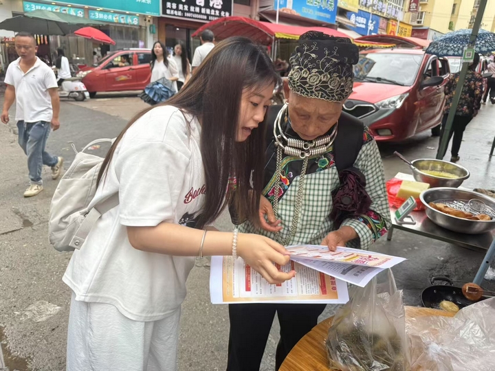 貴州松桃經開區工作人員進行招工宣傳。