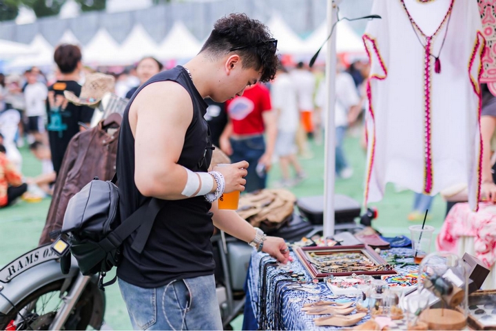 游客購買文創產品。