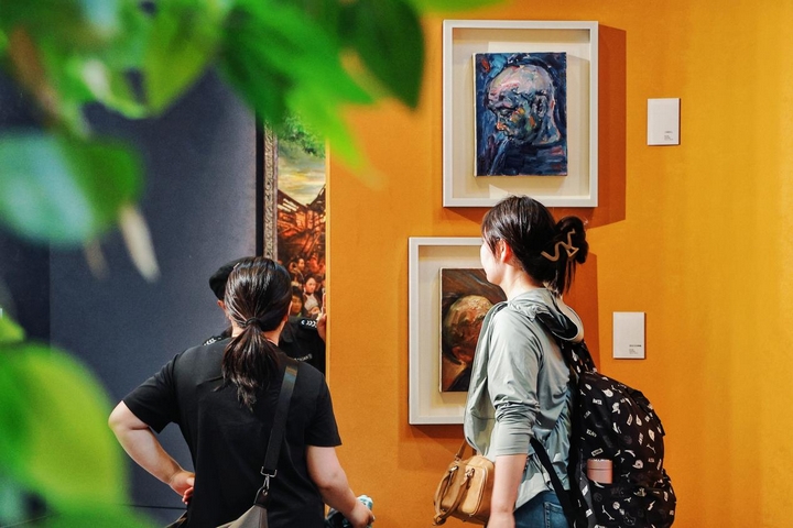 游客參觀文化展覽。