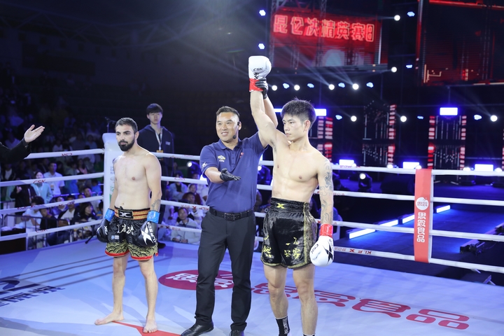 裁判宣布勝出選手。陳春志 攝