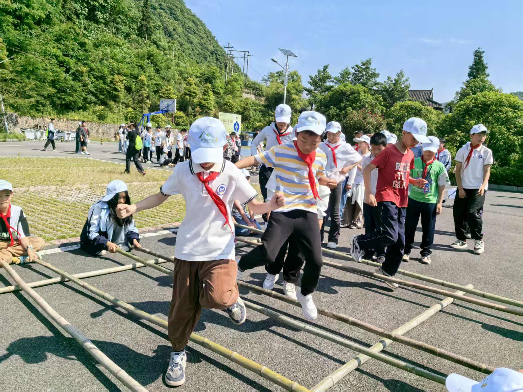 研學團隊在自然谷體驗苗族特色文化 竹竿舞。習水縣融媒體中心供圖.jpg