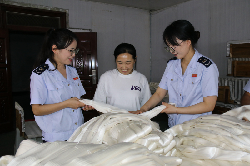 稅務干部到貴州絲路興蠶紡織有限公司走訪調研,查看企業生產經營情況。鄧萍攝