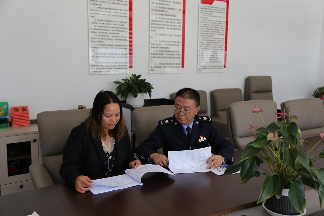 稅務(wù)人員為納稅人提供“點對點”輔導(dǎo)。王亞林攝