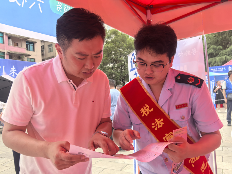 “枝己”志愿服務(wù)者向企業(yè)講解政策。吳蓉攝