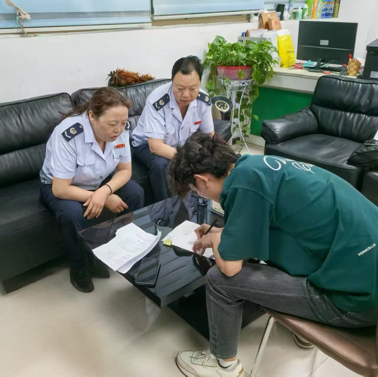 稅務(wù)人員為企業(yè)講解納稅信用修復(fù)機制。鄧昱攝